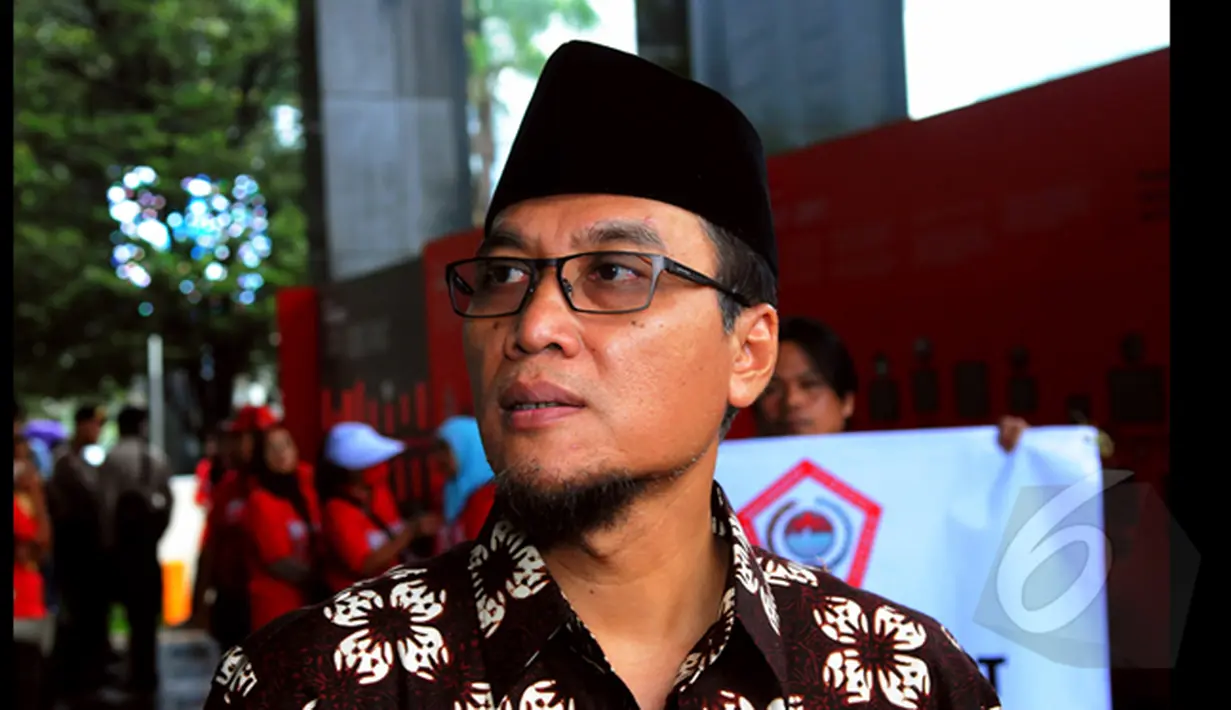 Mantan Pimpinan KPK, M. Yasin mendatangi gedung Komisi Pemberantasan Korupsi (KPK), Jakarta, Senin (19/1/2015).  M Yasin tiba di gedung KPK, Jakarta sekitar pukul 09.30 WIB. (Liputan6.com/Faisal R Syam)