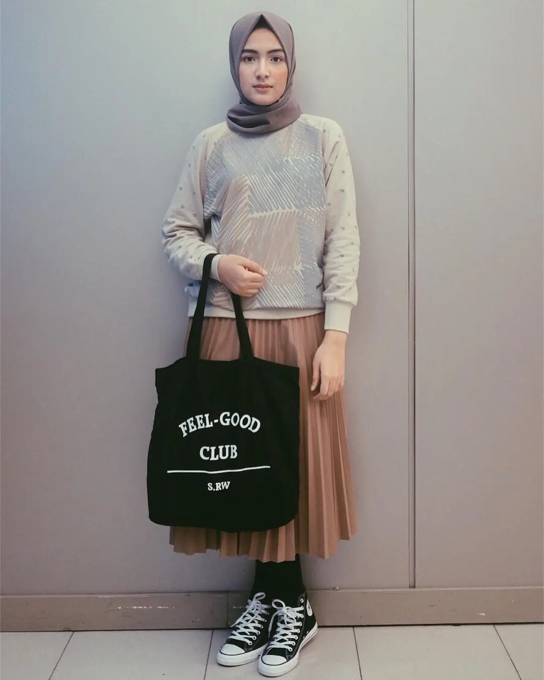 Pakai sweater kemudian padu padankan dengan pleats skirt dan pilih sneakers, hijab kamu makin trendi. (sumber foto: @bellattamimi/instagram)