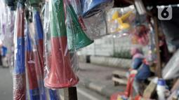 Jejeran terompet berbahan plastik yang dijual di Pasar Gembrong, Jakarta, Minggu (29/12/2019). Harga terompet plastik dijual dengan harga Rp 20 ribu hingga Rp 30 ribu per buah. (merdeka.com/Iqbal Nugroho)