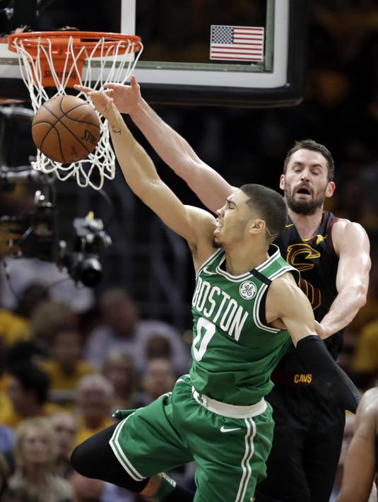 Pemain Cavaliers, Kevin Love (kanan) menghalau tembakan pemain Boston, Jayson Tatum pada laga final Wilayah Timur NBA basketball di Quicken Loans Arena, Clevelan, (19/5/2018). Cavaliers menang 116-86. (AP/Tony Dejak)