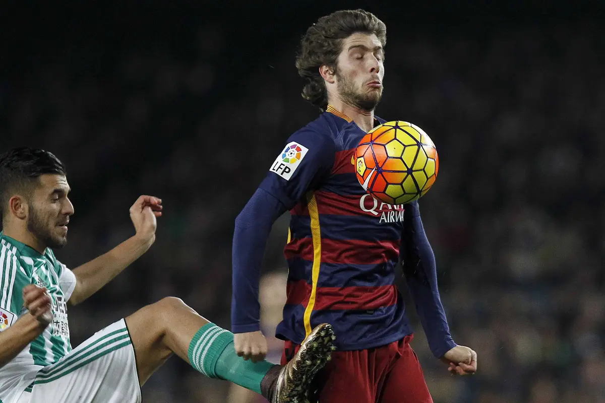 Barcelona Tutup Tahun Dengan 4 Gol dan Pamer Trofi