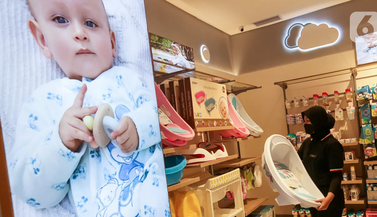 Pramuniaga merapikan perlengkapan mandi anak di Babyshop Lippo Mall Puri, Jakarta, Jumat (30/04/2021). Babyshop membuka gerai ke-4 dengan bermacam produk seperti koleksi fashion, perlengkapan nursery, mainan, peralatan makan & minum, sampai perlengkapan perjalanan. (Liputan6.com/Fery Pradolo)