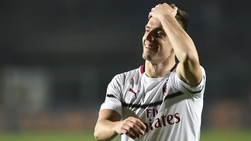 Striker AC Milan, Krzysztof Piatek, tersenyum usai mengalahkan Atalanta. (AFP/Miguel Medina)