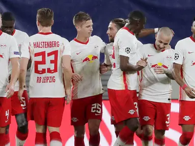 Para pemain RB Leipzig merayakan gol yang dicetak oleh Angelino ke gawang Basaksehir pada laga Liga Champions di Stadion RB Arena, Rabu (21/10/2020). RB Leipzig menang dengan skor 2-0. (AP/Markus Schreiber)