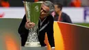 Jose Mourinho berhasil memenangkan gelar juara Liga Europa pada musim 2016/2017 saat menjadi pelatih Manchester United. Selama tiga musim di Old Trafford, pelatih asal Portugal tersebut juga berhasil menyabet trofi Piala Liga dan Community Shield. Hingga kini, Mourinho menjadi pelatih terakhir yang mampu meraih trofi bersama Manchester United. (AFP/Odd Andersen)