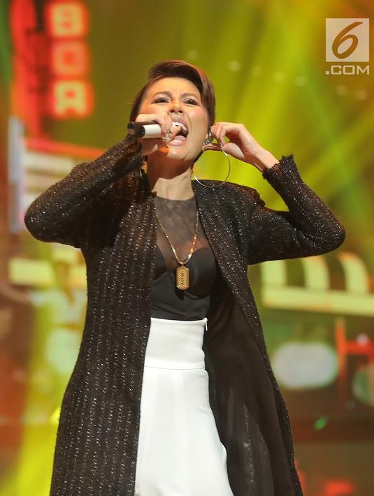 Penyanyi Agnes Monica alias Agnez Mo saat Konser Raya 24 Tahun Indosiar Luar Biasa di JCC Senayan, Jakarta, Jumat (11/1). Agnez Mo membawakan tiga lagu saat tampil bersama Iwan Fals. (Fimela.com/Bambang Eros)