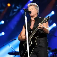  Penantian penggemar selama 20 tahun seolah terbayar lunas oleh aksi Jon. 'Tua-Tua Keladi, Semakin Tua Semakin Jadi'. Begitu kata pepatah untuk mewakili aksi Bon Jovi malam ini. (Foto: Faizal Fanani/Liputan6.com)