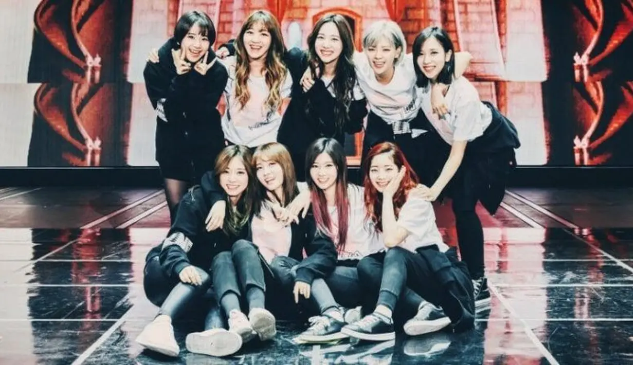 Selain itu, para personel TWICE juga membahas tentang personel yang punya bakat akting. Banyak personel yang menunjuk ke arah Nayeon, lantaran ia merupakan lulusan jurusan film dan teater di Konkuk University. (Foto: Soompi.com)