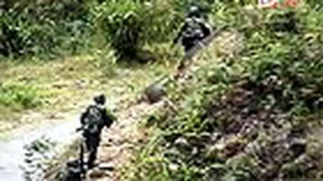 Dua anggota TNI yang tertembak dalam penyerangan kelompok bersenjata di Yambi, Papua, masih kritis. Evakuasi kedua korban ke Jayapura tertunda akibat cuaca buruk.