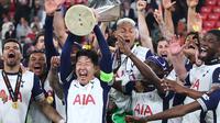 Son Heung-min antar Spurs angkat trofi juara Liga Europa 2024/2025. (Pierre-Philippe MARCOU / AFP)