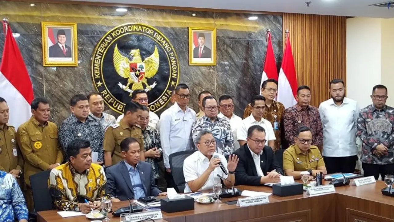 Menko bidang Pangan Zulkifli Hasan memberikan keterangan kepada pers usai rapat koordinasi terbatas terkait percepatan pembangunan PSEL.