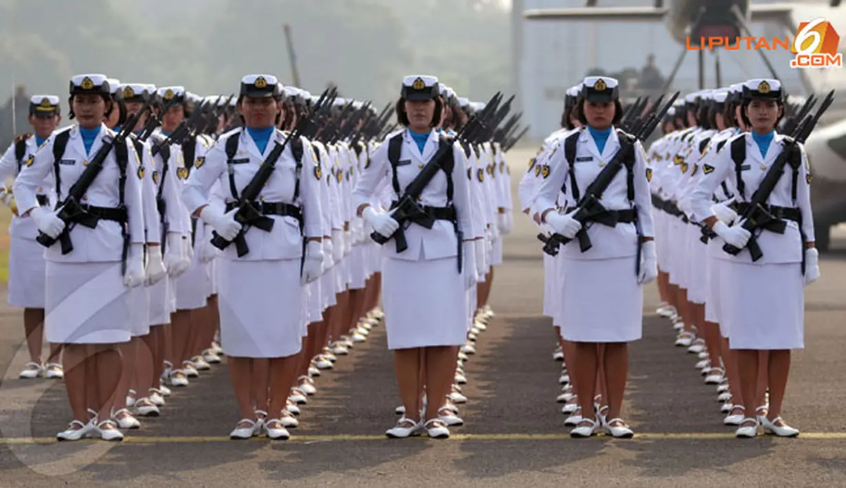 Ketegasan terpancar dari wajah anggota Korps Wanita Angkatan Laut (Kowal) (Liputan6.com/ Helmi Fithriansyah)