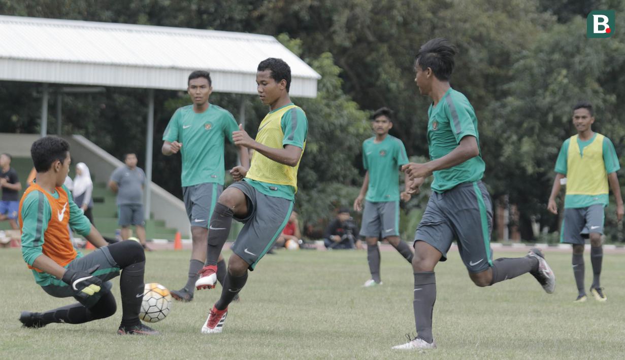 Pemain Timnas U-16, Bagas Kaffa, saat latihan di Lapangan Atang Soetrisna, Cijantung, Jakarta, Selasa (20/2/2018). Pemusatan latihan tahap kedua ini dilakukan untuk persiapan turnamen Jenesys di Jepang. (Bola.com/M Iqbal Ichsan)