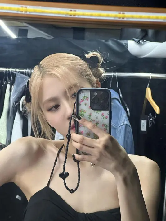 Para anggota Blackpink sepertinya suka melakukan mirror selfie, seperti Rose misalnya. Dia berfoto di ruang kostum konser Born Pink di Macau. (Foto: Instagram/ roses_are_rosie)