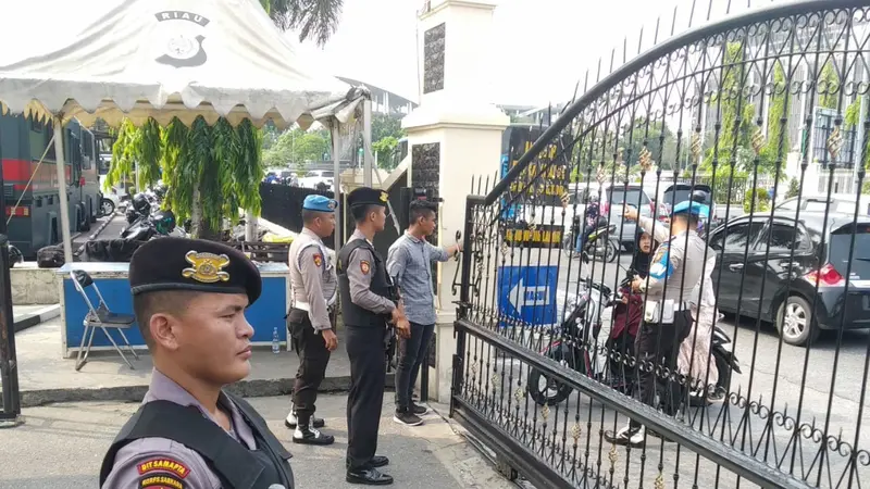 Penjagaan di Polda Riau diperketat terkait serangan bom bunuh diri di Polrestabes Medan, Rabu (13/11/2019).