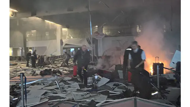 Tak lama kabar 2 ledakan tersebar di Bandara Brussels, Belgia, beredar video amatir yang menunjukkan asap mengepul dari salah satu bangunan terminal keberangkatan.