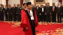 Hakim Mahkamah Konstitusi, Suhartoyo dan Daniel Yusmic Pancastaki saat pengucapan sumpah jabatan di Istana Negara, Jakarta, Selasa (7/1/2020). Presiden Joko Widodo (Jokowi) melantik Suhartoyo dan Daniel Yusmic Pancastaki Foekh sebagai Hakim Konstitusi periode 2020-2025. (Liputan6.com/Angga Yuniar)