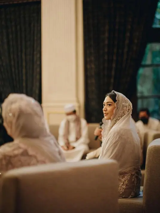 Veil tersebut terlihat mewah dengan aksen berupa brokat dengan sedikit bordir dan payet di tepiannya. (Instagram/putri_tanjung).