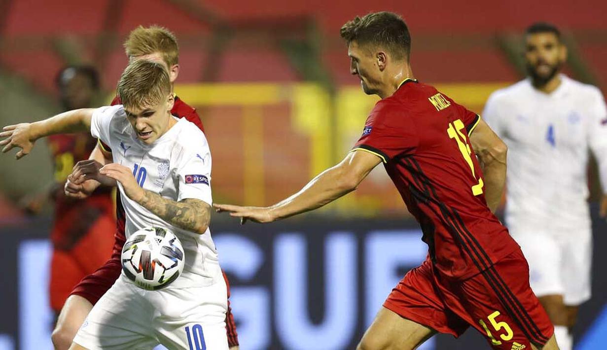 Pemain Belgia, Thomas Meunier, berebut bola dengan pemain Islandia, Arnor Sigurdsson, pada laga UEFA Nations League di Stadion King Baudouin, Rabu (9/9/2020). Belgia menang telak dengan skor 5-1. (AP/Francisco Seco)
