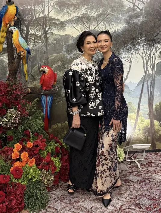 Raline Shah hadir mengenakan kebaya brokat berpayet warna navy dipadukan bawahan kain coklat batik. Ia hadir bersama ibunda tercinta yang mengenakan blouse hitam motif bunga. [@ralineshah]