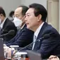 Presiden Korea Selatan Yoon Suk Yeol, kanan, berbicara dalam rapat kabinet di kantor kepresidenan di Seoul, Korea Selatan, Selasa (29/11/2022). Dalam kejadian ini ribuan pengemudi truk yang menuntut gaji dan kondisi kerja yang lebih baik membuat pemerintah lebih mungkin secara hukum memaksa para pemogok untuk kembali bekerja. (Ahn Jung-hwan/Yonhap via AP)