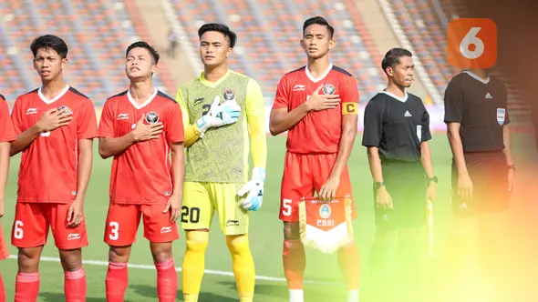 <p>Para pemain Timnas Indonesia U-22 (kiri ke kanan) Ananda Raehan, Ilham Rio Fahmi, Ernando Ari Sutaryadi dan Rizky Ridho Ramadhani berbaris menyanyikan lagu kebangsaan Indonesia Raya sebelum dimulainya laga Grup A SEA Games 2023 menghadapi Filipina di Olympic Stadium, Phnom Penh, Kamboja, Sabtu (29/4/2023). (Bola.com/Abdul Aziz)</p>
