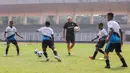 Legenda Borussia Dortmund Paul Lambert (tengah) memberikan coaching clinic kepada kepada siswa Papua Football Academy di Stadion Madya, Senayan, Jakarta, Jumat (08/09/2023). (Bola.com/Bagaskara Lazuardi)