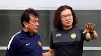 Pelatih Timnas Malaysia, Kim Pan-gon (kanan) memimpin sesi latihan skuad Harimau Malaya jelang Piala AFF 2022 (Dok. FA Malaysia)