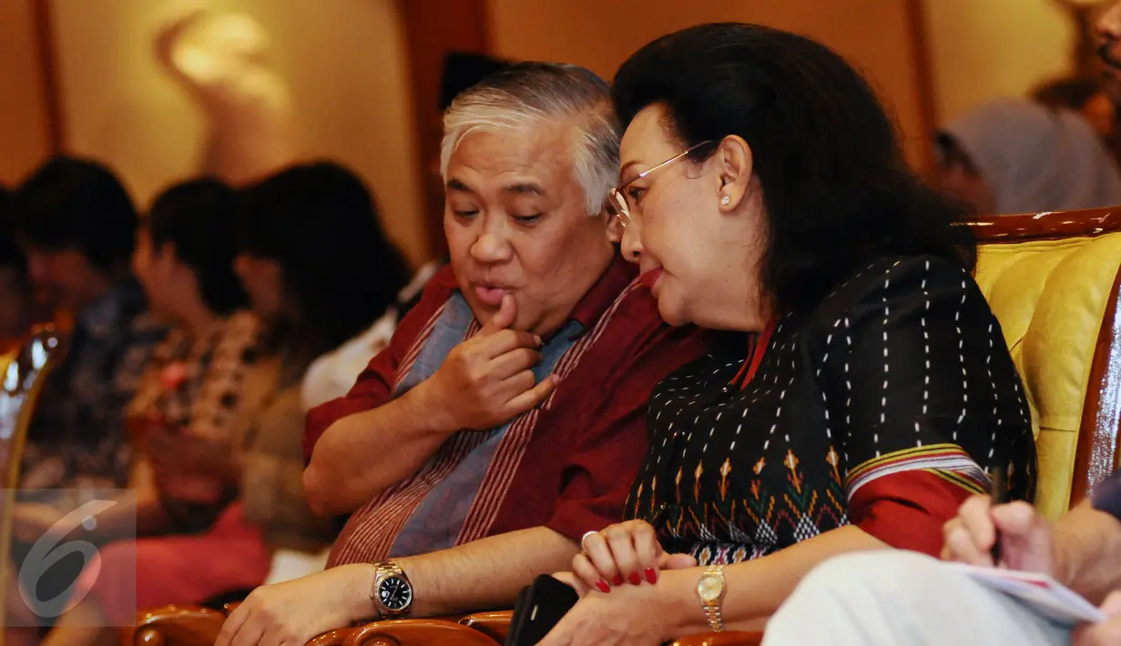 Ketua Pergerakan Indonesia Maju, Din Syamsuddin berbincang dengan Wakil Ketua DPD RI, Gusti Kanjeng Ratu Hemas saat refleksi akhir tahun 2016 bertema Tantangan Merawat Kebangsaan Indonesia di Jakarta, Kamis (29/12). (Liputan6.com/Helmi Fithriansyah) 