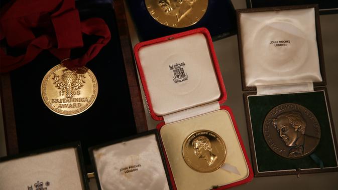 Sebuah gambar menunjukkan medali dan penghargaan milik Stephen Hawking selama sesi pemotretan untuk acara pelelangan di Balai Lelang Christie, London, Selasa (30/10). Lelang online dimulai 31 Oktober hingga 8 November 2018. (Daniel LEAL-OLIVAS/AFP)
