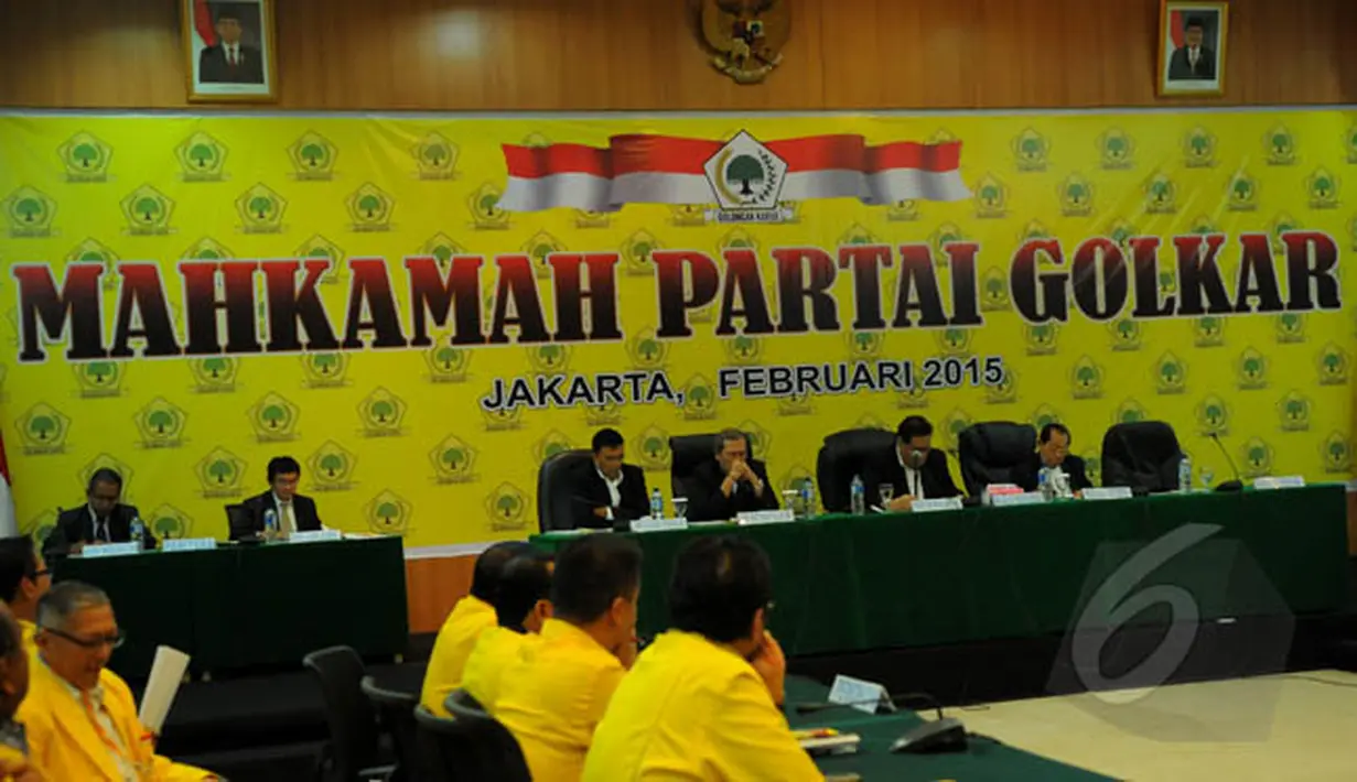 Suasana sidang perdana Mahkamah Partai Golkar di Kantor DPP, Rabu (11/2/2015). Sidang tersebut digelar untuk menengahi sengketa antara Munas kubu Agung Laksono di Jakarta dan Munas kubu Aburizal Bakrie di Bali.(Liputan6.com/Faisal R Syam)