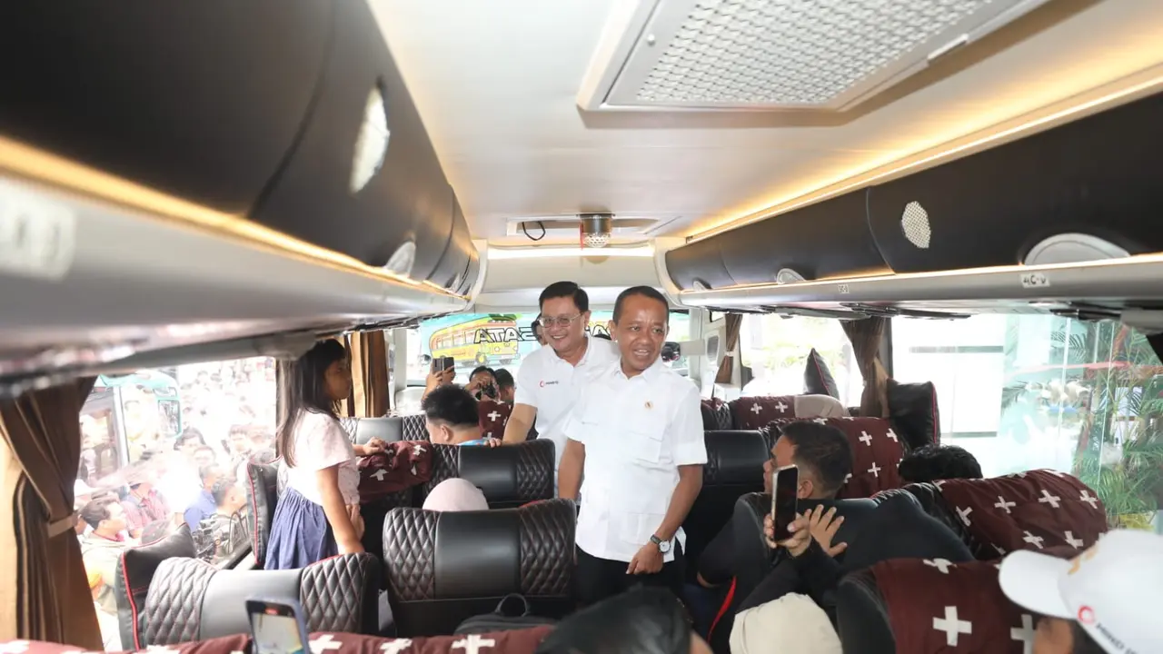 Menteri ESDM Bahlil Lahadalia dan Wakil Direktur Utama MIND ID Dany Amrul Ichdan hadir secara langsung untuk melepas peserta mudik di Jakarta, Kamis (27/3/2025).