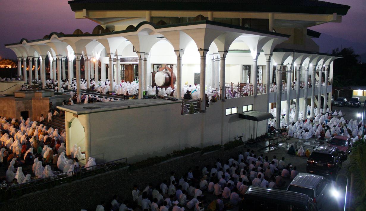 Ribuan warga dan santri dari berbagai pondok pesantren di wilayah Kediri membaca doa dan zikir di Masjid Agung Kota Kediri, Jawa Timur, Jumat (24/10/2014). Doa dan zikir tersebut untuk menyambut Tahun Baru Hijriah 1 Muharram 1436 (Antara Foto/Rudi)