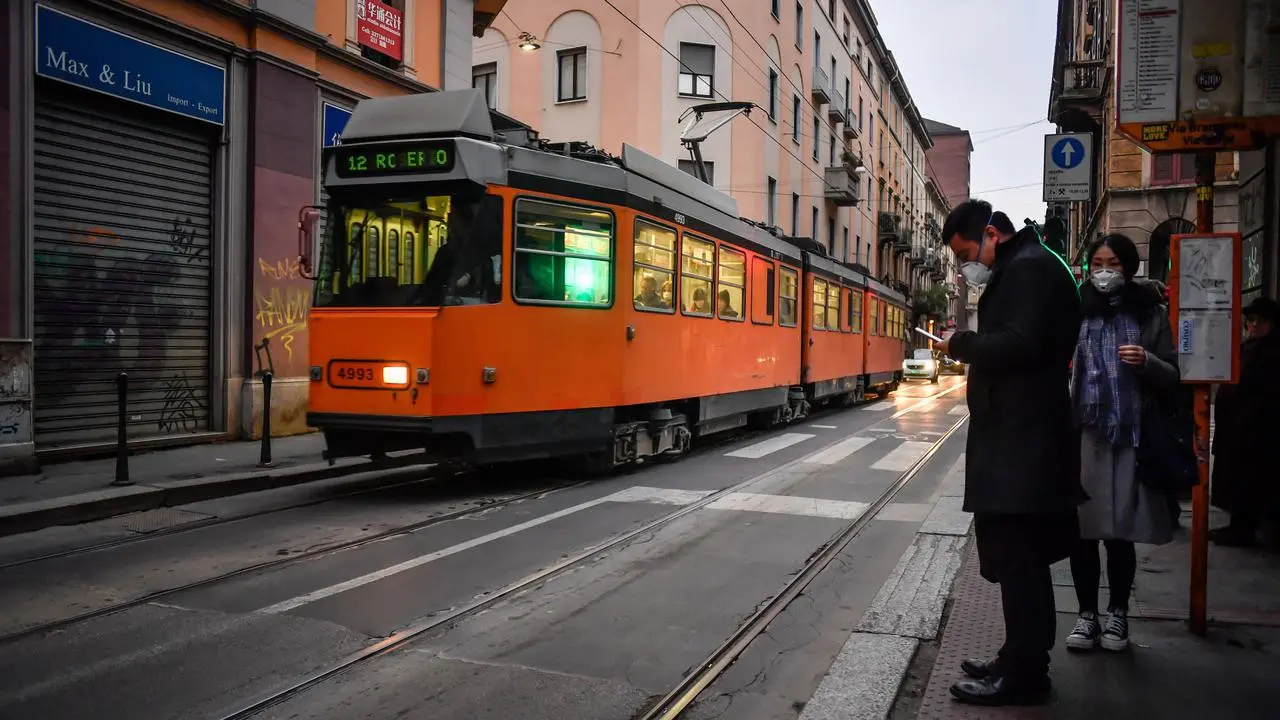 Aktivitas warga di sebuah jalan di pusat Kota Milan, Italia, Selasa (25/2/2020). Warga banyak mengurangi aktivitas di luar rumah terkait virus corona atau COVID-19 di Italia.
