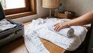 Cara Menghilangkan Kusut pada Baju dari Koper Tanpa Setrika (AI Generated)