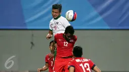 Bek timnas Indonesia U-23, Agung Prasetyo (atas) berebut bola dengan Pravin Guanasagaran (Singapura) di laga penyisihan Grup A SEA Games 2015 di Stadion Jalan Besar Singapura, Kamis (11/6/2015). Indonesia unggul 1-0. (Liputan6.com/Helmi Fithriansyah)