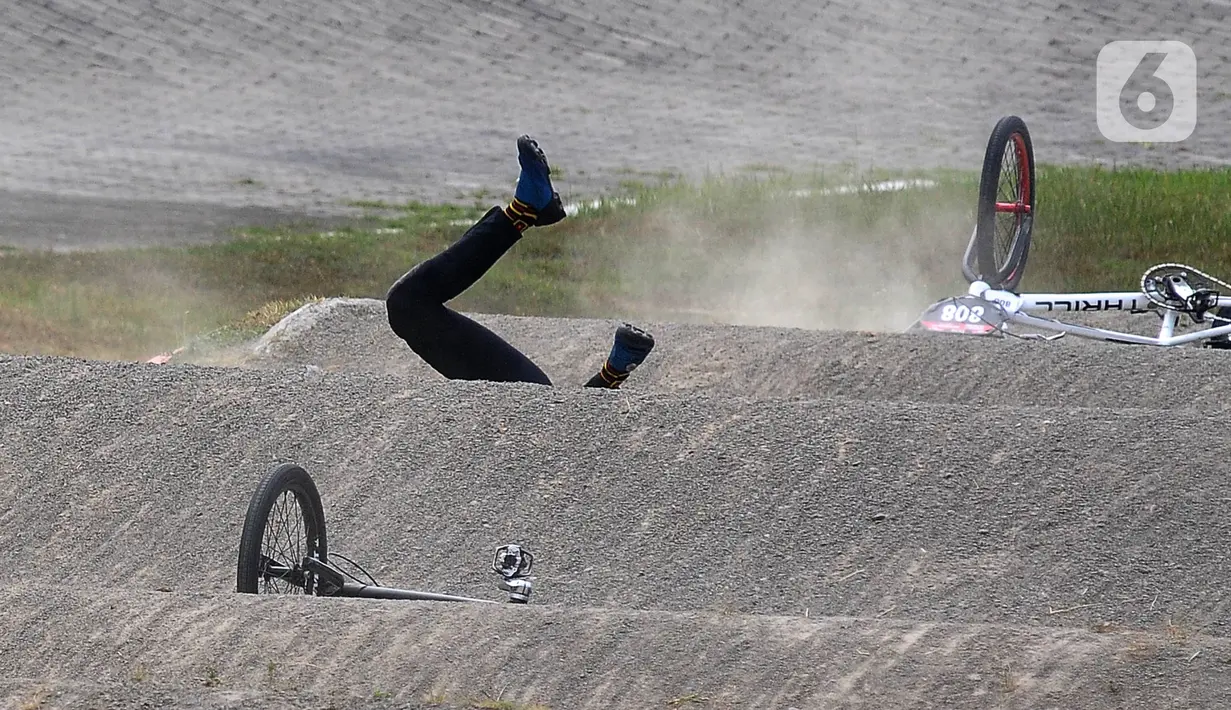 Seorang pembalap terjatuh saat bersaing pada kejuaraan internasional sepeda BMX Indonesia Cup 2023 seri 3 nomor Men Elite di Jakarta International BMX Track, Minggu (23/7/2023). (merdeka.com/Imam Buhori)