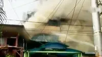 Kebakaran melalap belasan kamar kos di Rawa Bahagia, Grogol, Jakarta. Sementara guru SMP yang mencubit siswanya divonis tiga bulan penjara.