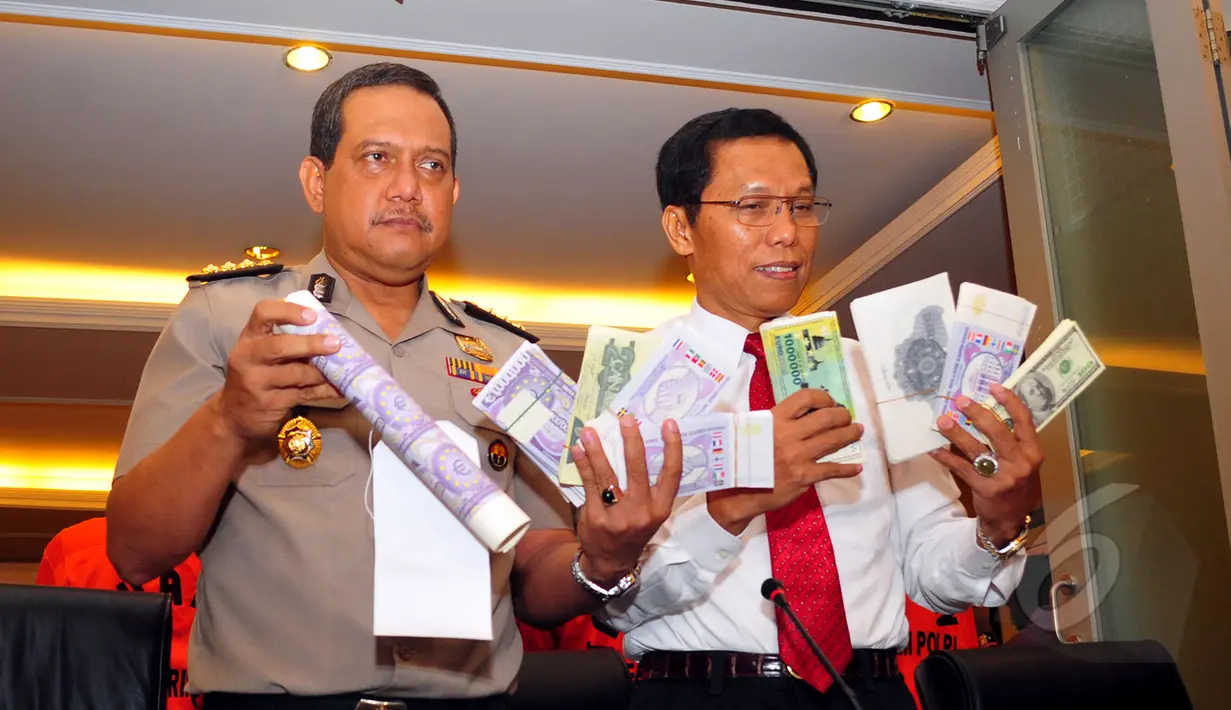 Kombes Victor Simanjuntak (kiri) bersama Kabagpenum Mabes Polri Rikwanto memperlihatkan uang palsu asing, Jakarta, Kamis (9/4/2015). Uang palsu tersebut diperoleh dari empat tersangka yang ditangkap di wilayah Bogor.(Liputan6.com/Yoppy Renato)