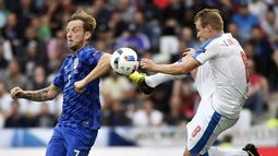 Ivan Rakitic mencetak satu gol dan lima peluang lainnya saat Kroasia bermain imbang 2-2 melawan Republik Ceska, (17/6/2016). (AFP/Jeff Pachoud)