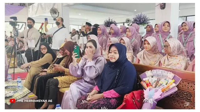 10 Momen Ashanty Hadiri Wisuda Kelulusan Anak Angkatnya, Penuh Bahagia