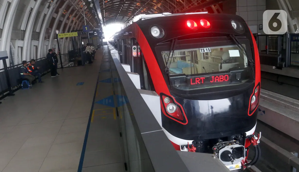 Menurut Menteri Perhubungan (Menhub) Budi Karya Sumadi, pemerintah melalui PT KAI (Persero) Divisi LRT Jabodebek masih menekankan tingkat keselamatan dalam uji coba terbatas ini. (merdeka.com/Arie Basuki)