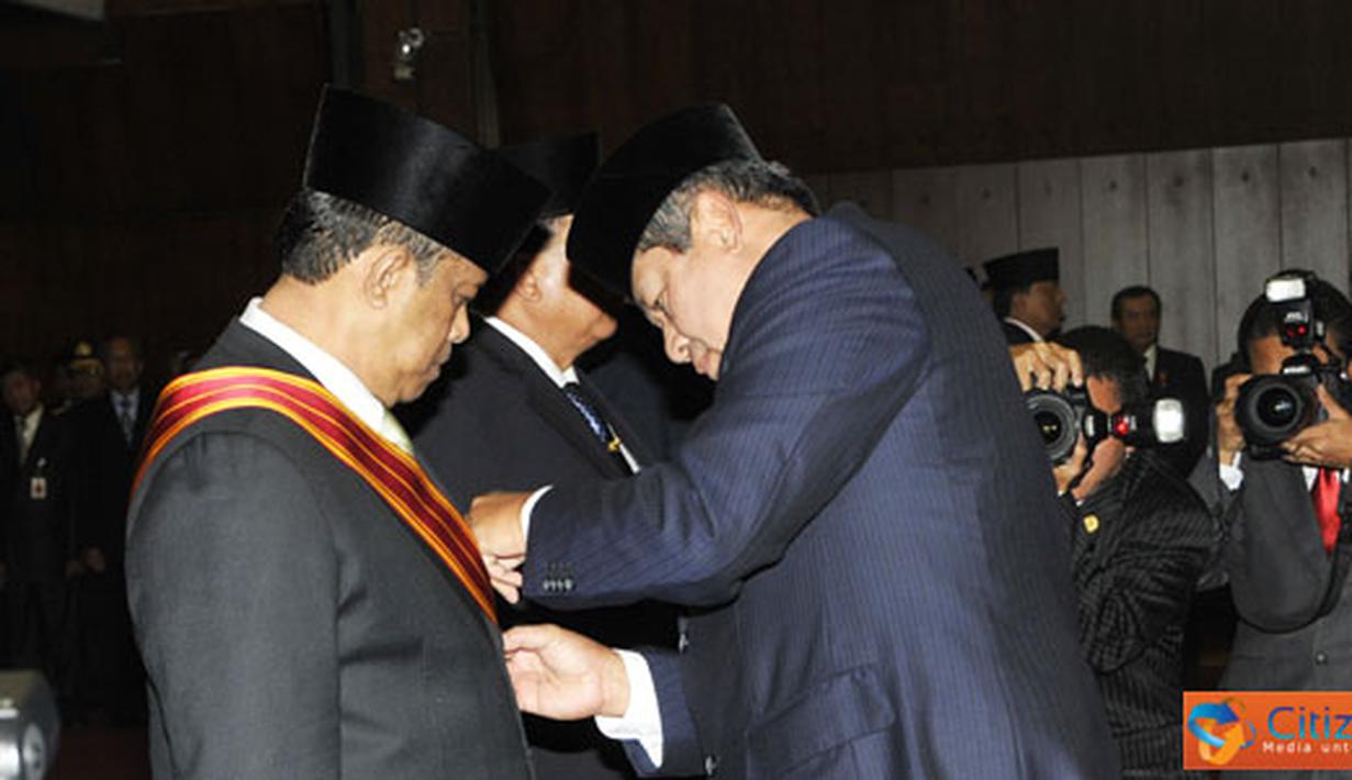 
Citizen6, Jakarta: Penghargaan tersebut diberikan atas jasa-jasa luar biasa di berbagai bidang yang bermanfaat bagi kemajuan, kesejahteraan, kemakmuran Bangsa dan Negara. (Pengirim: Badarudin Bakri)            
