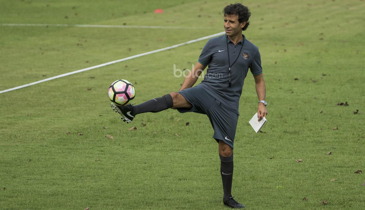 Pelatih Timnas Indonesia, Luis Milla, mengontrol bola saat memimpin latihan di Lapangan SPH Karawaci, Banten, Sabtu (10/6/2017). Latihan ini merupakan persiapan jelang laga persahabatan melawan Puerto Rico. (Bola.com/Vitalis Yogi Trisna)