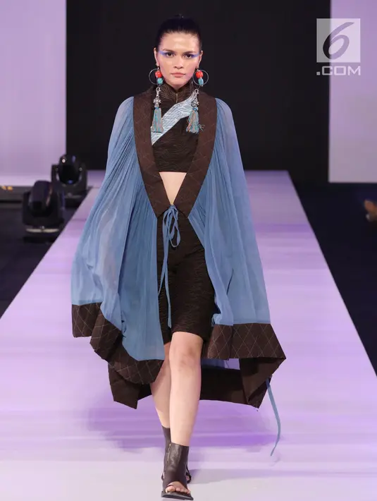 Model berjalan di catwalk dalam acara Fashion Nation 12th Edition di Jakarta, Jumat (13/4). (Liputan6.com/Arya Manggala)