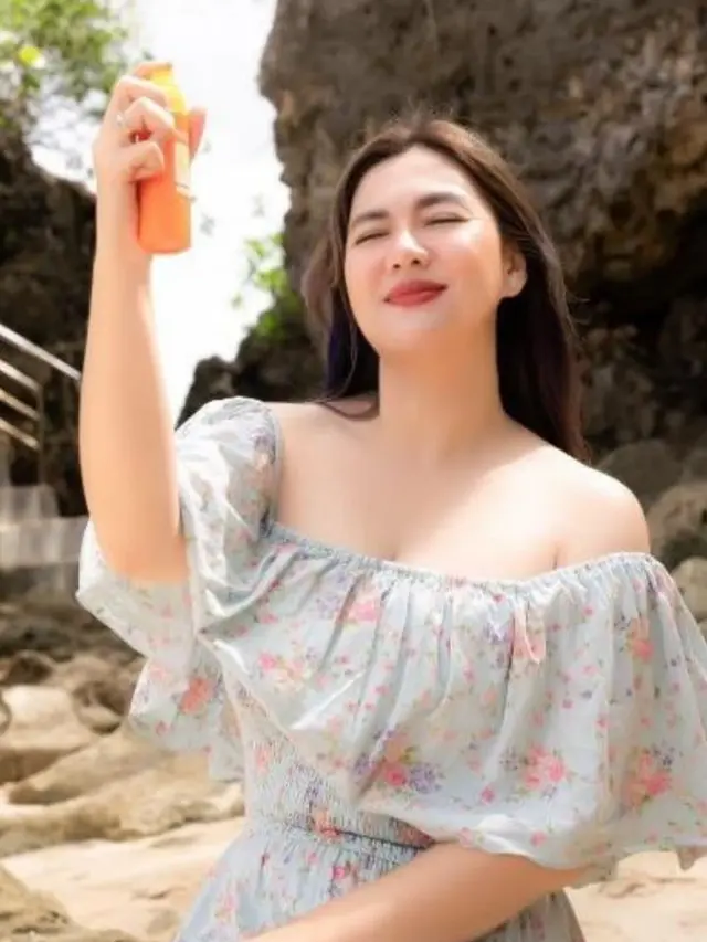 Lebih Praktis, Begini Cara Vicky Shu Pakai Sunscreen untuk Cegah Kulit Terbakar Akibat Paparan Sinar Matahari