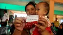 Warga menunjukkan kupon  kunci rusun di rusun Marunda Cluster A Blok A11, Jakarta, Senin (22/2). Pemprov DKI menyediakan serta anak-anak SD warga kalijodo untuk pindah sekolah terdekat dari rusun Marunda. (Liputan6.com/Gempur M Surya)