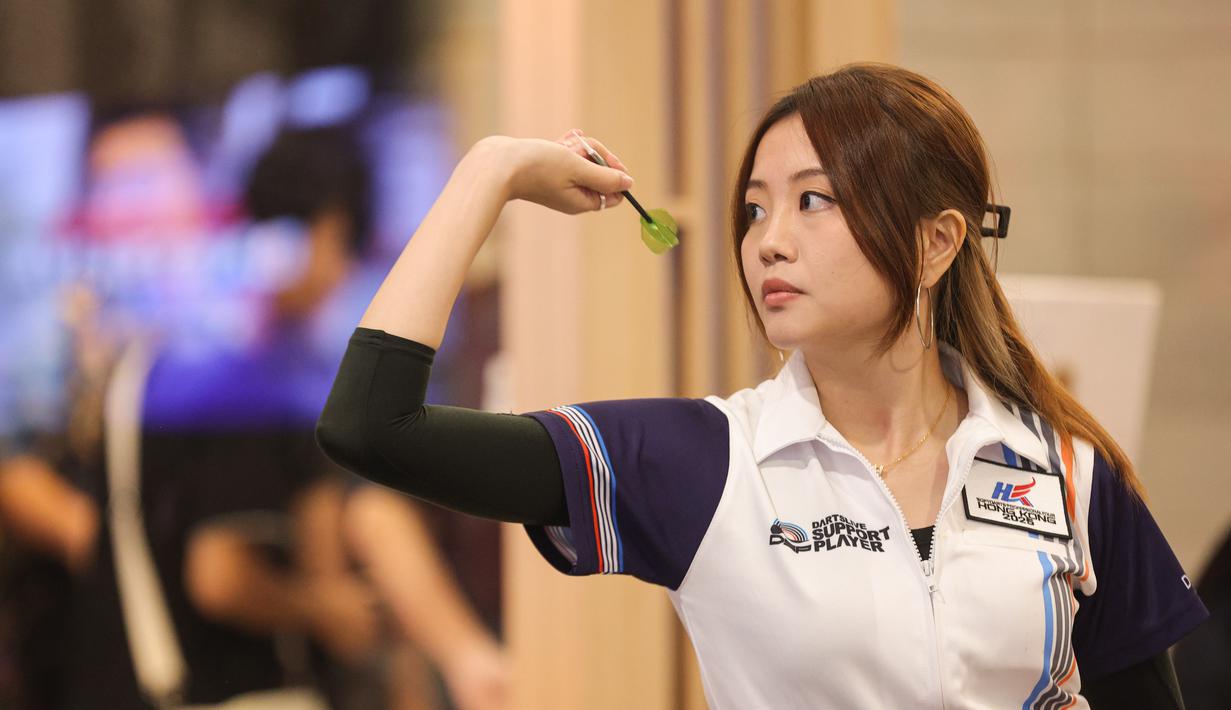 Menggunakan mesin pintar Dartslive, Darts Station membuat tiap lemparan anak panah terasa seperti momen e-sport sebab skor digital langsung tercatat. Tampak dalam foto, Sun Xiu Ling, (Dartslive Official asal Singapura) saat peluncuran Darts Station di lantai F7 FX Sudirman, Senayan, Jakarta pada Sabtu (15/11/2025). (Bola.com/Abdul Aziz)