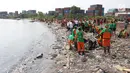Petugas mengangkut sampah di Pesisir Teluk Jakarta, Cilincing, Jakarta Utara, Minggu (15/4). Kegiatan Gerebek Sampah ini dilakukan dalam rangka memperingati Hari Peduli Sampah Nasional (HPSN) 2018. (Liputan6.com/Arya Manggala)