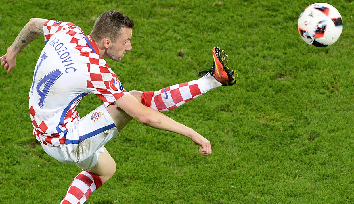 3. Marcelo Brozovic, La Repubblica, melaporkan jika gelandang Inter Milan ini menjadi rebutan Arsenal dan Liverpool. Pria Kroasia yang bersinar pada Piala Eropa 2016 ini memang sudah lama diisukan hijrah ke Liga Inggris (AFP/Francois Lo Presti)